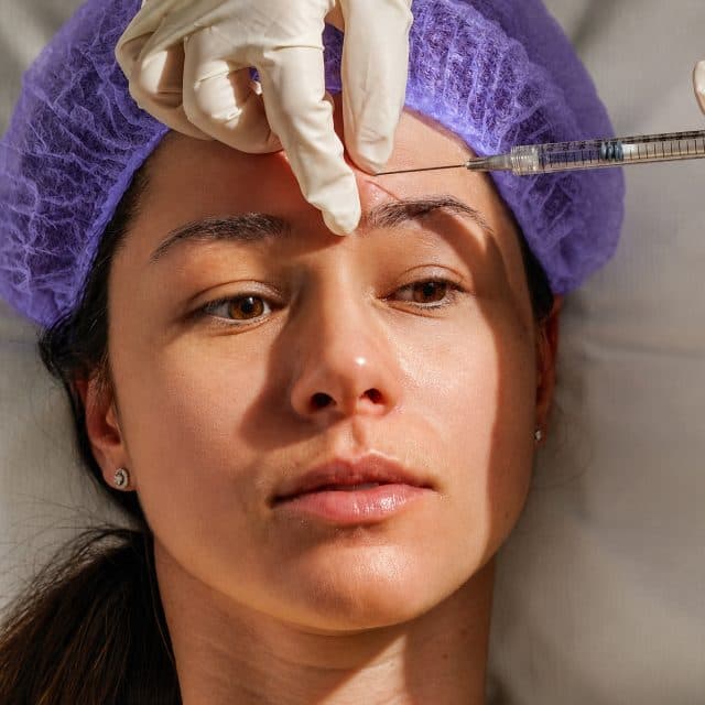 Paciente em atendimento de estética facial com profissional especializada