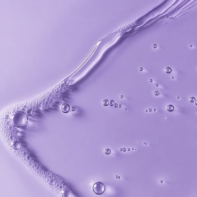 Procedimento de estética facial em clínica com equipamentos modernos