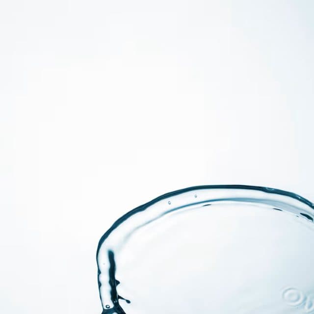Detalhe de procedimento facial em clínica de estética